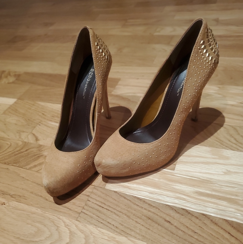 BCBG  beige pumps size 9